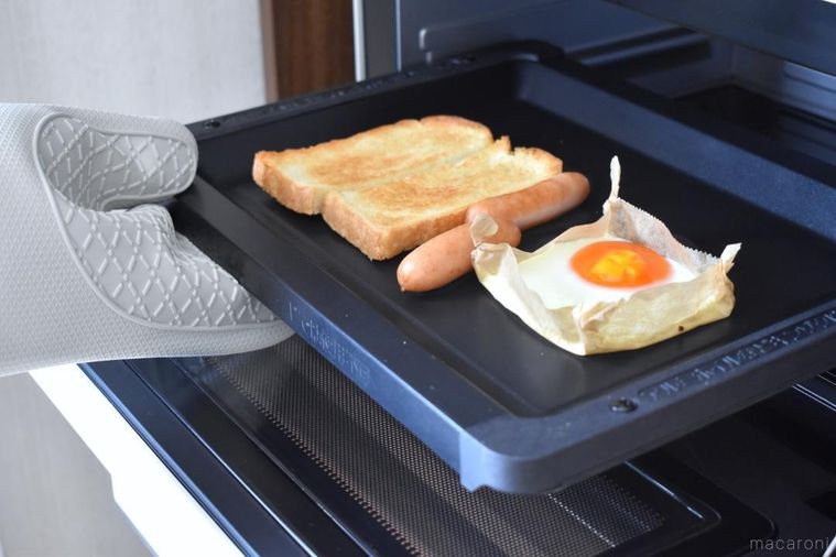 天板にのせた食パン、ソーセージ、目玉焼き