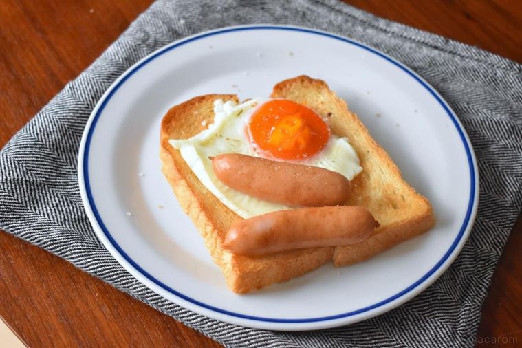 目玉焼きとソーセージをのせたトースト