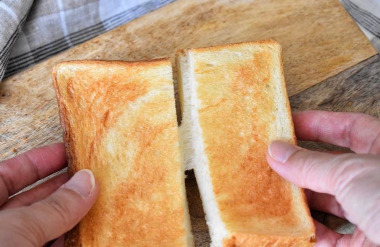 トーストして半分に割った食パン