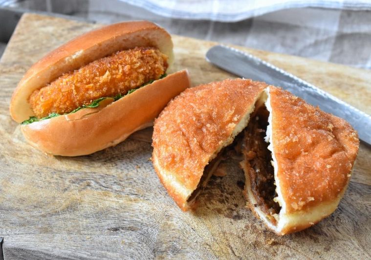 まな板にのせた総菜パン2個