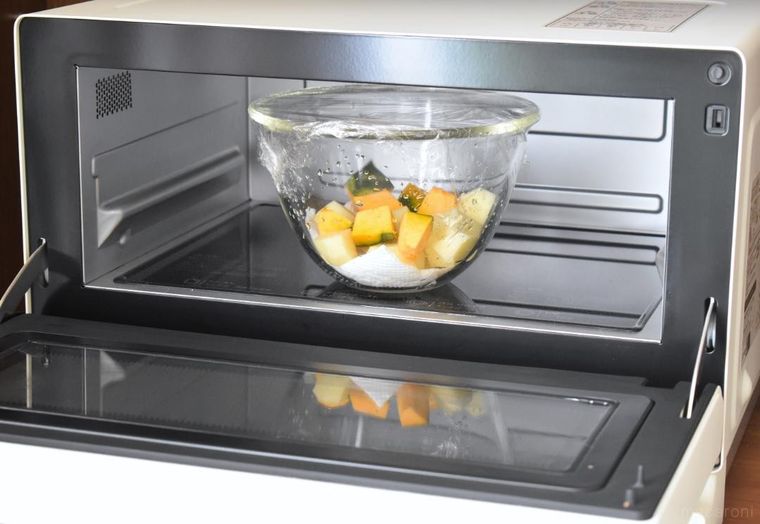 トースターレンジの庫内に入れた野菜入りのボウル