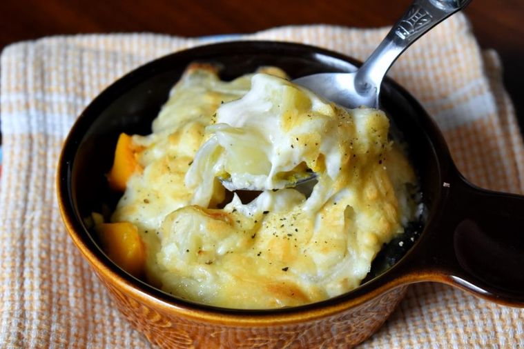 スプーンで持ち上げたグラタン