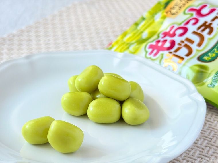 もちっとガブリチュウ 香るマスカット味とパッケージが並んでいる様子