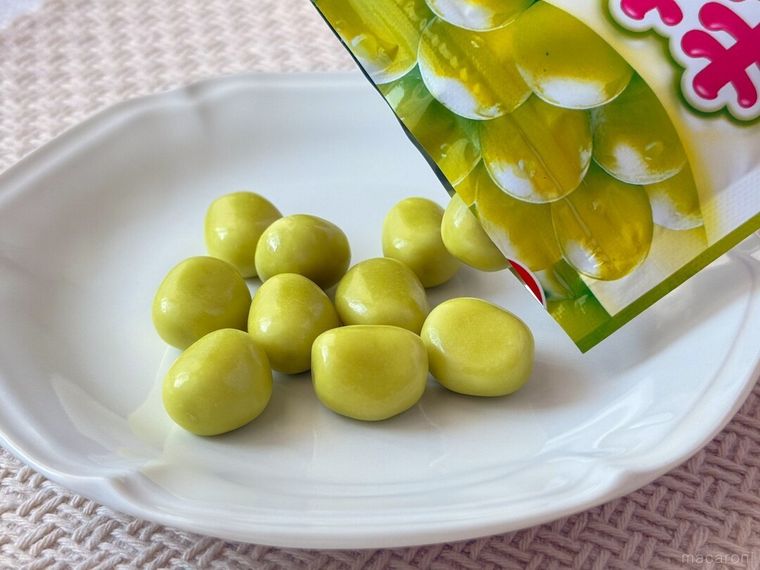 もちっとガブリチュウ 香るマスカット味をパッケージから取り出している様子