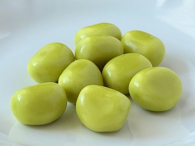 白皿に盛り付けられたもちっとガブリチュウ 香るマスカット味