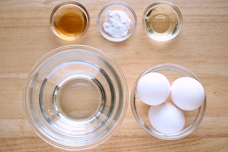 卵や白だし、片栗粉などのだし巻き卵の材料が並んでいる