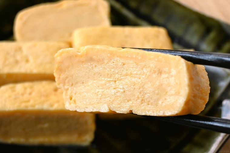 だし巻き卵を箸で摘む様子