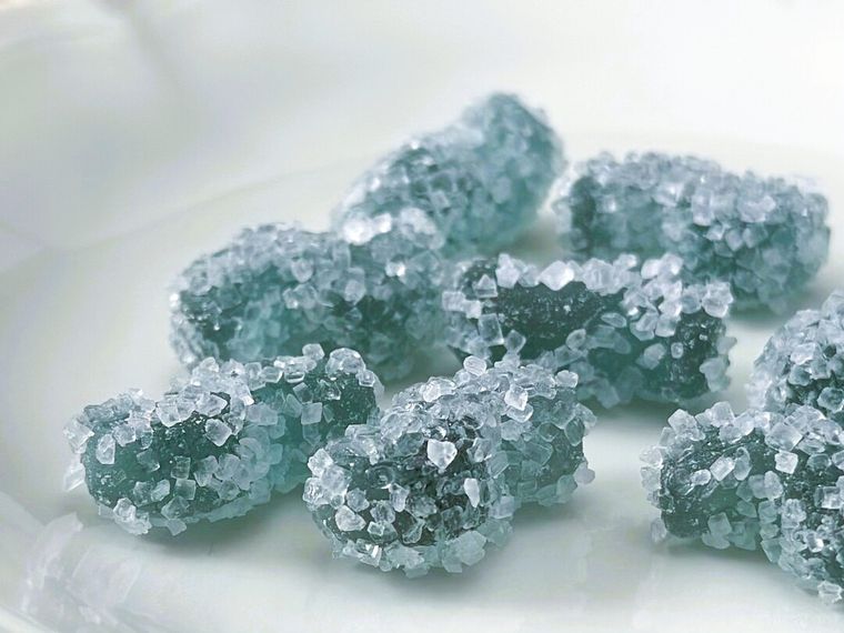 カンデミーナグミ ジャリシャリ 爽快ラムネ味が皿に盛り付けられている様子