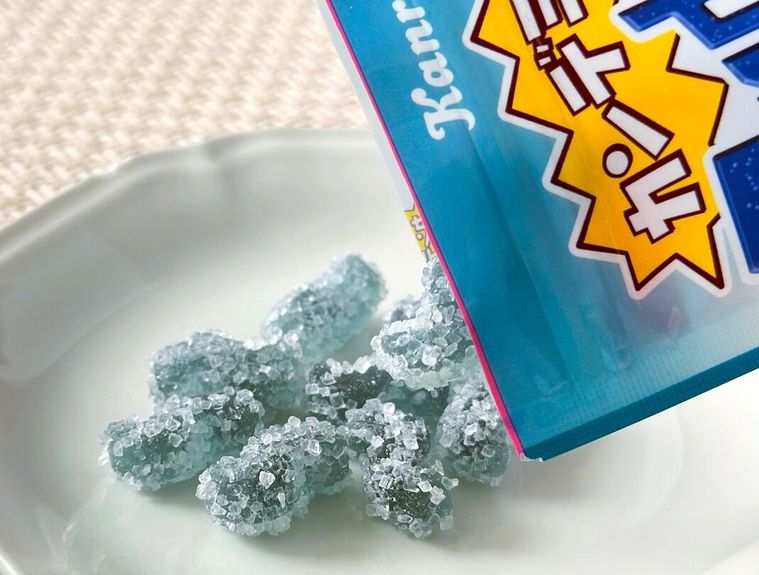 カンデミーナグミ ジャリシャリ 爽快ラムネ味をパッケージから取り出している様子