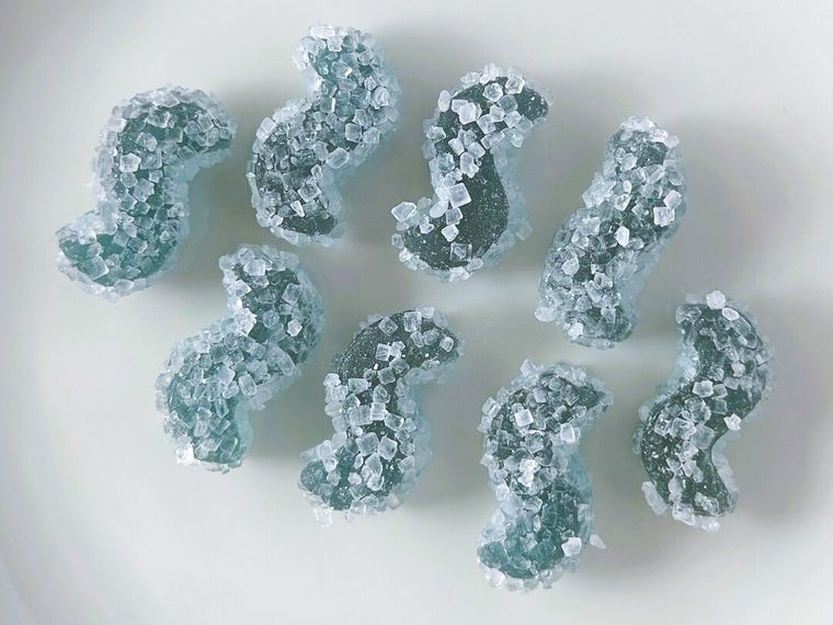 白皿にカンデミーナグミ ジャリシャリ 爽快ラムネ味が整列している様子