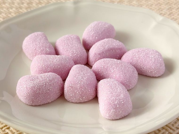 とろみグミぶどう味が皿に並んで盛り付けられている様子