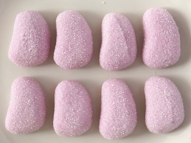 白皿に整列したとろみグミぶどう味が並んでいる様子