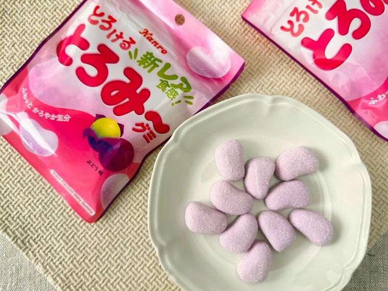 とろみグミぶどう味とパッケージが並んでいる様子