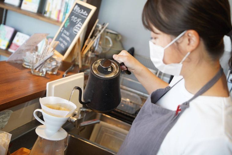 コーヒーをいれているところ