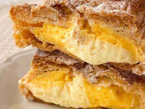 SNSで話題のローソンカスタードパイシューが完全にコンビニスイーツ超え。溢れるクリームに頬がゆるむ