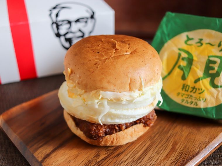 ケンタッキートリプル月見バーガーと包装紙、ボックスをテーブルに並べている