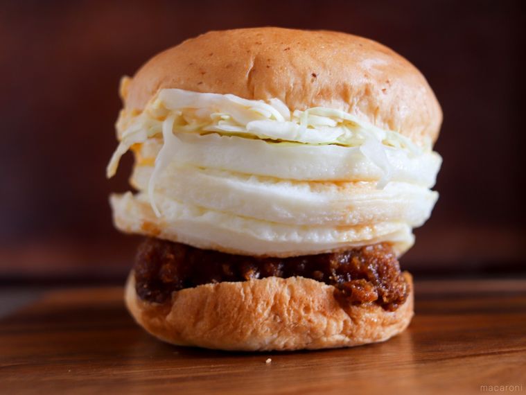 ケンタッキートリプル月見バーガーを木の板にのせている