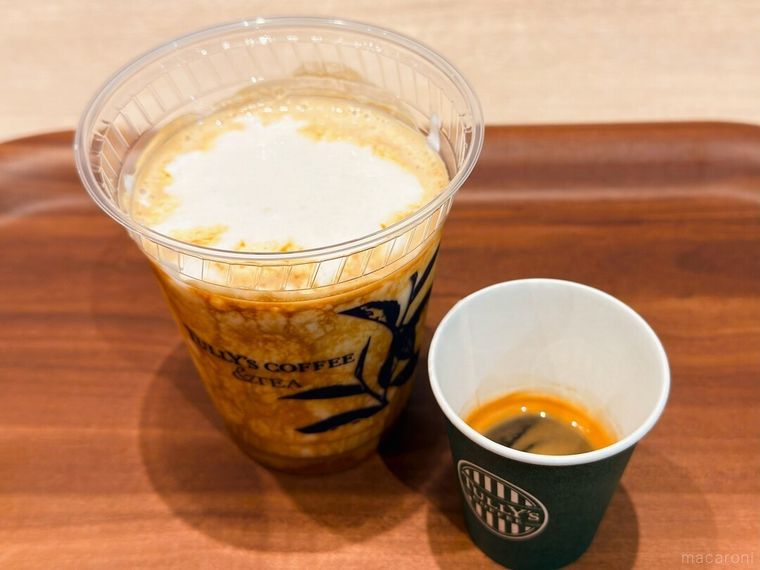 ふたをあけた エスプレッソに恋して 溺れるバニラアフォガートシェイクが置かれている様子