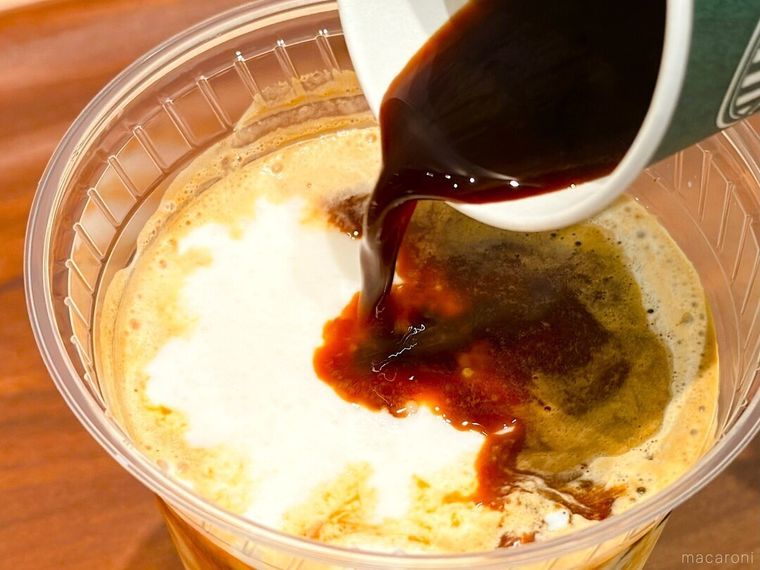  エスプレッソに恋して 溺れるバニラアフォガートシェイクにエスプレッソショットをかけている様子