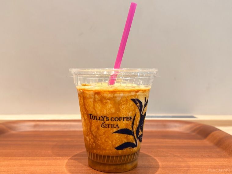  エスプレッソに恋して 溺れるバニラアフォガートシェイクにストローをさしている様子