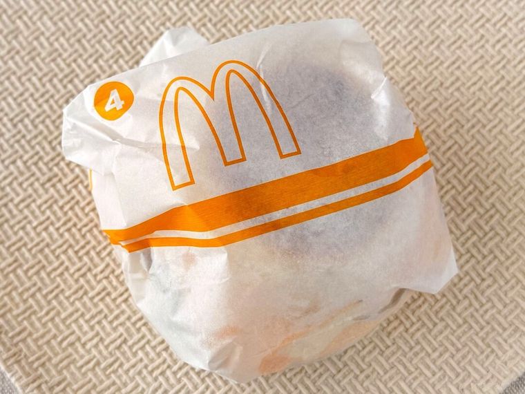 パッケージに包まれたチーチーダブチソーセージマフィン