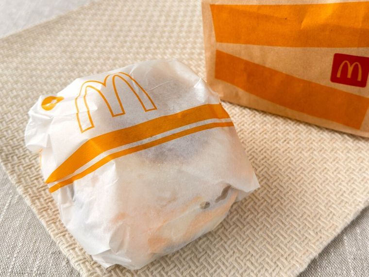 袋から取り出したチーチーダブチソーセージマフィン