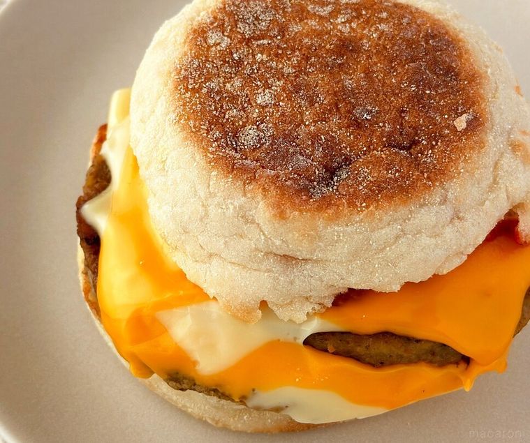 チーチーダブチソーセージマフィンのチーズがはみ出している様子