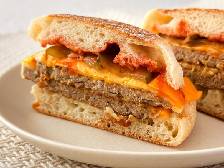 チーチーダブチソーセージマフィンの断面