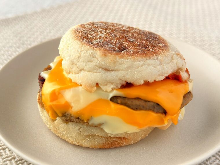 白皿に盛り付けられたチーチーダブチソーセージマフィン