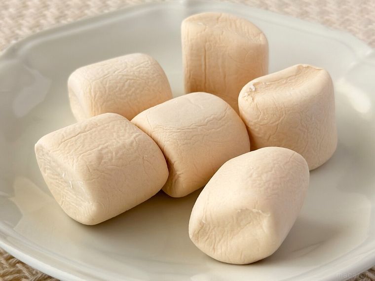 白皿に盛り付けられたダージリンティーマシュマロ