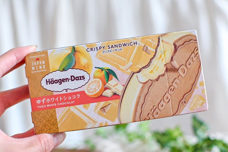 アイスのパッケージを持っているところ