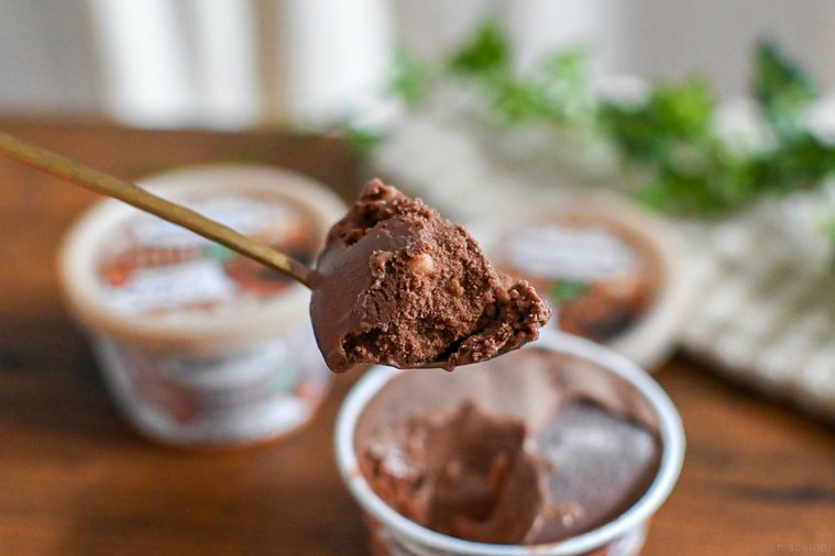 アイスをスプーンですくっているところ