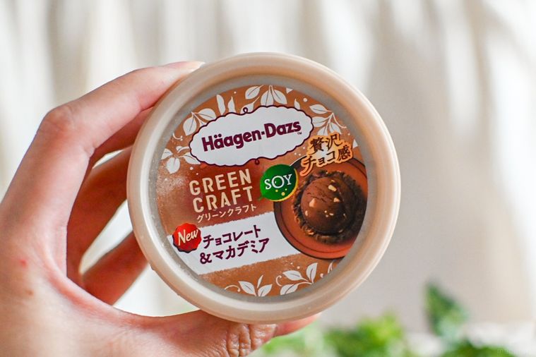 アイスのパッケージを持っているところ