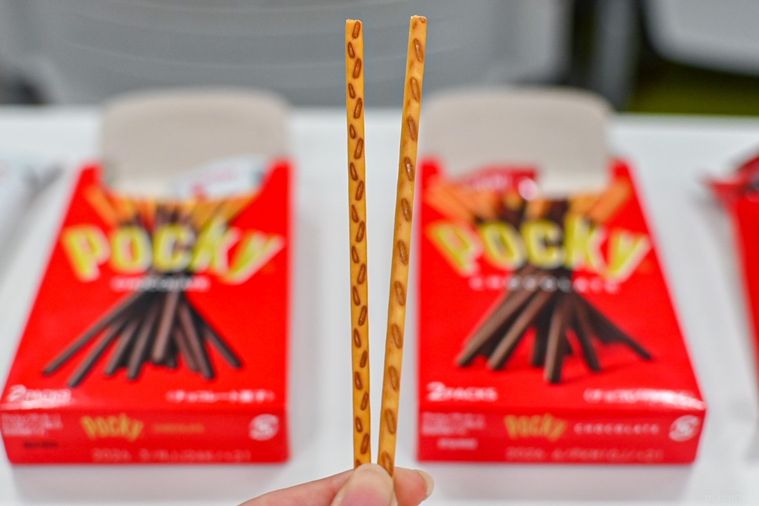 プリッツを持っているところ