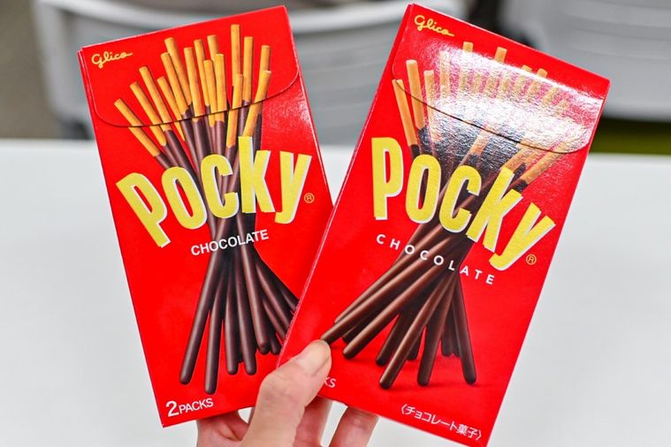 ポッキーのパッケージを持っているところ