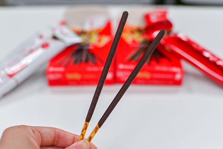 チョコレート菓子を持っているところ