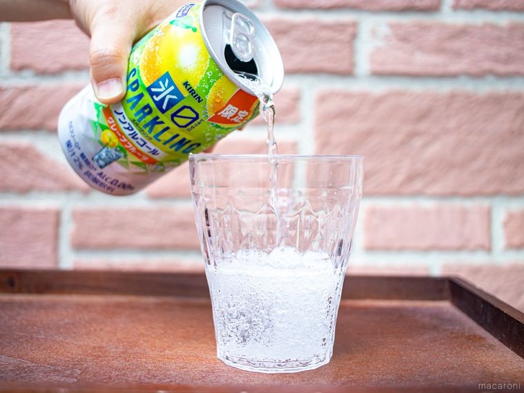 キリン氷ゼロ スパークリングのグレープフルーツをコップに注いでいる様子