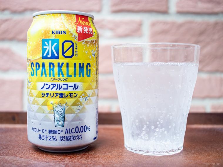 キリン氷ゼロ スパークリング シチリア産レモンと飲料を入れたグラス