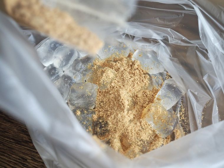 ポリ袋とわらび餅