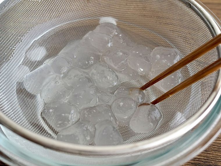 わらび餅のくっつきを剥がしているところ