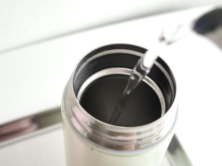 お湯を入れているところ