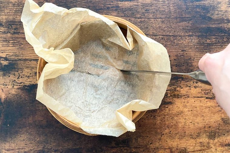 せいろのクッキングシートに穴を開けている様子