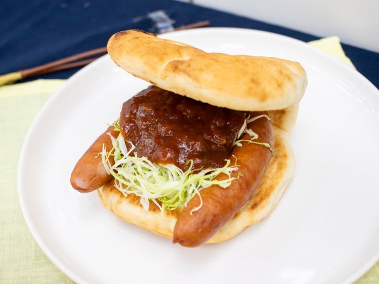 白いお皿にのったモスバーガーのバーベキューフォカッチャ