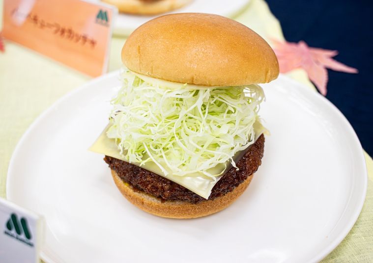 白いお皿にのったモスバーガーのメンチカツチーズバーガー