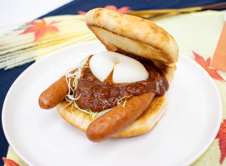 白いお皿にのったモスバーガーの月見フォカッチャ