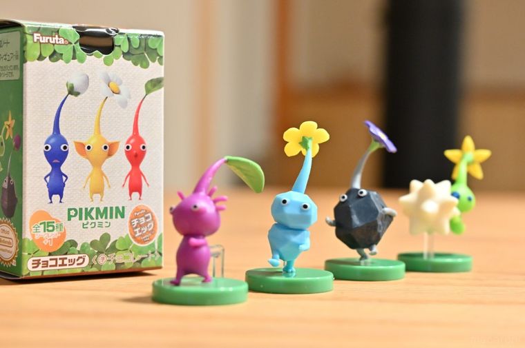 ピクミンチョコエッグの箱と並んだ4種類のフィギュア