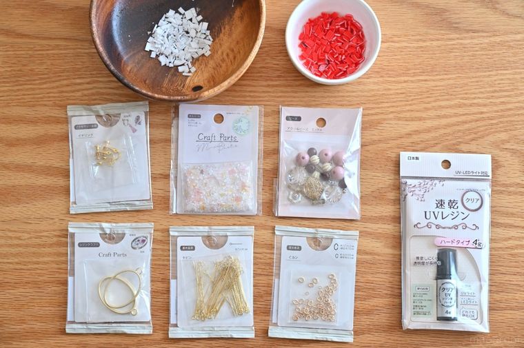 赤色のイヤリングを作るための材料が並んでいる
