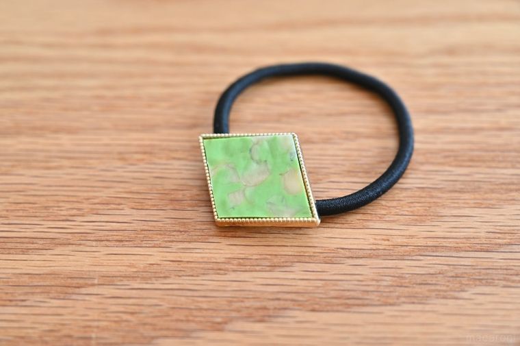 緑色のペットボトルキャッププレートを土台にセットしている