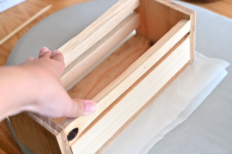 木の箱で重しをしている