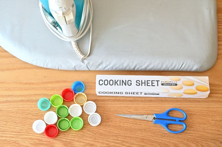 アイロンやペットボトルキャップなどが並んでいる